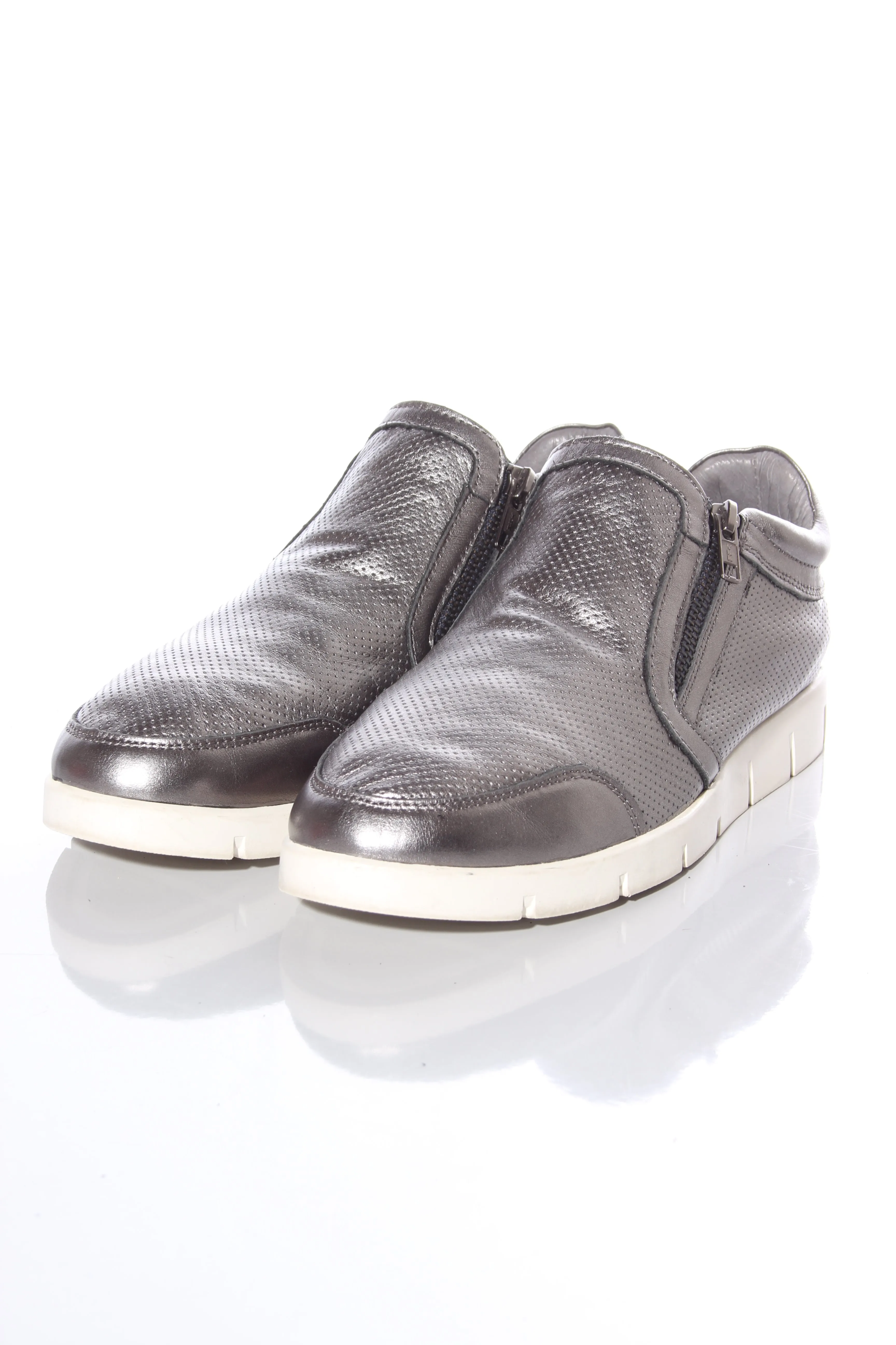 ALFIE & EVIE - Pewter leather sneakers! 8.5